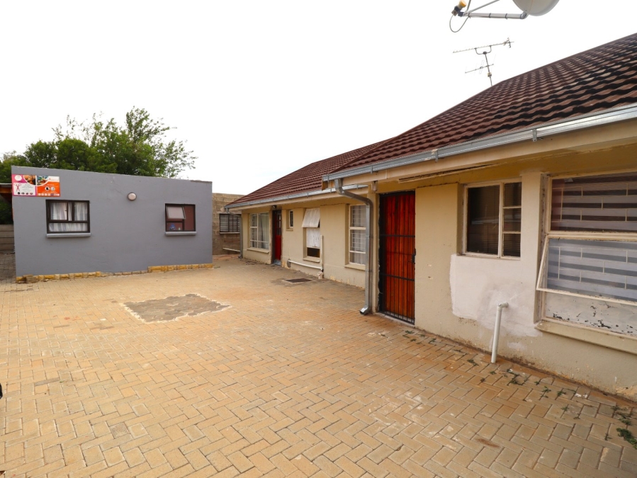 6 Bedroom Property for Sale in Lourierpark Free State